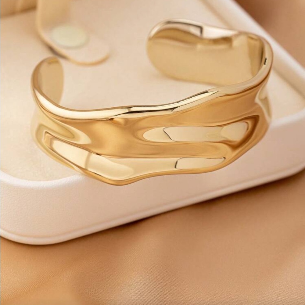 SHEIN Gold Wave Cuff Bracelet